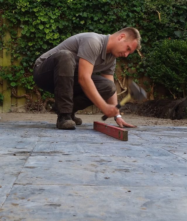 Natuursteen leggen in de tuin?