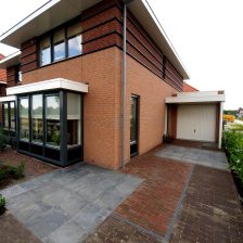 Exclusief straatwerk in een oprit aangelegd door Reesink Hoveniers