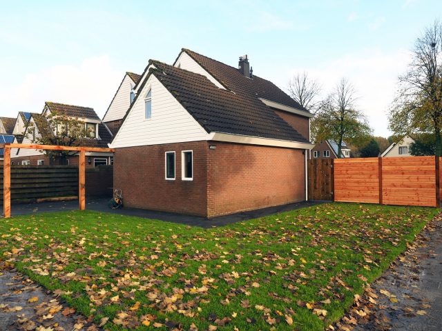 TUINAANLEG met  houtbouw in ZEEWOLDE