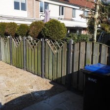 Tuinschermen herplaatsen met nieuwe palen