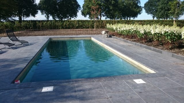 Bestrating van terrassen rondom zwembad
